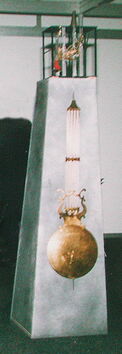Original Uhr mit Pendel auf Stativ